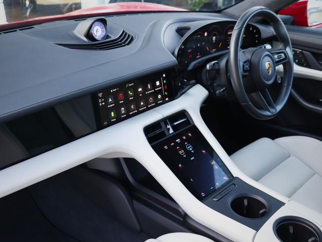 PORSCHE Taycan Photo 33