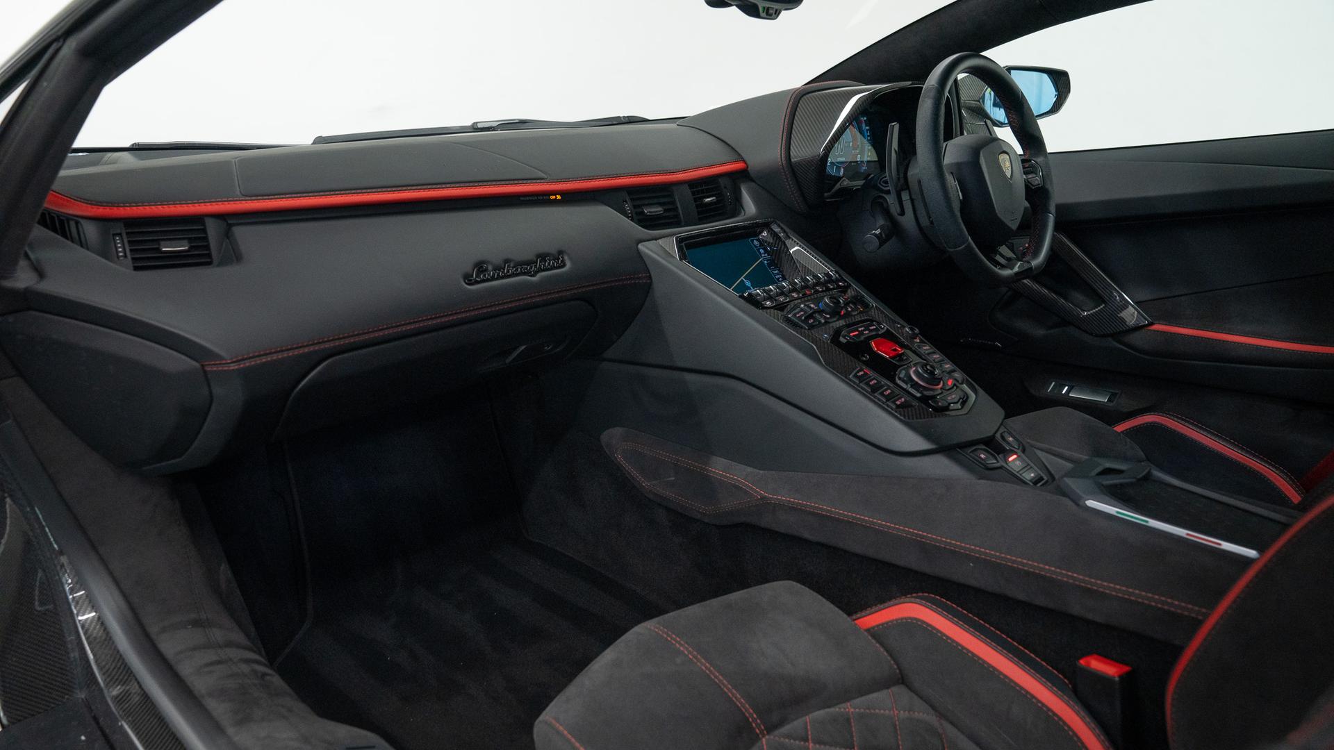 LAMBORGHINI Aventador Photo 8d4343ca-1b66-4750-8e4a-4c7a804cf105.jpg