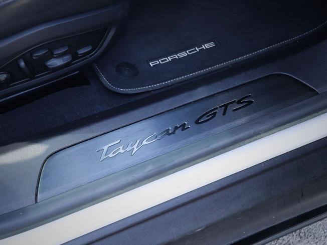 PORSCHE Taycan Photo 21