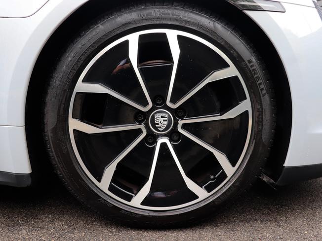 PORSCHE Taycan Photo 4