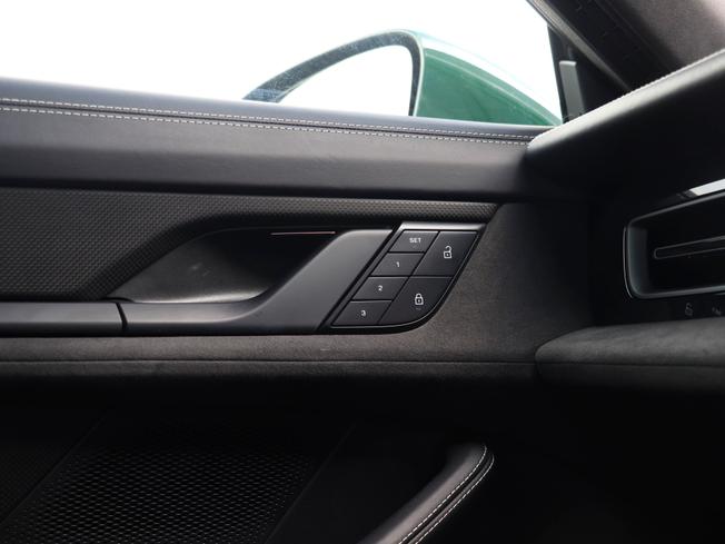 PORSCHE TAYCAN Photo 38