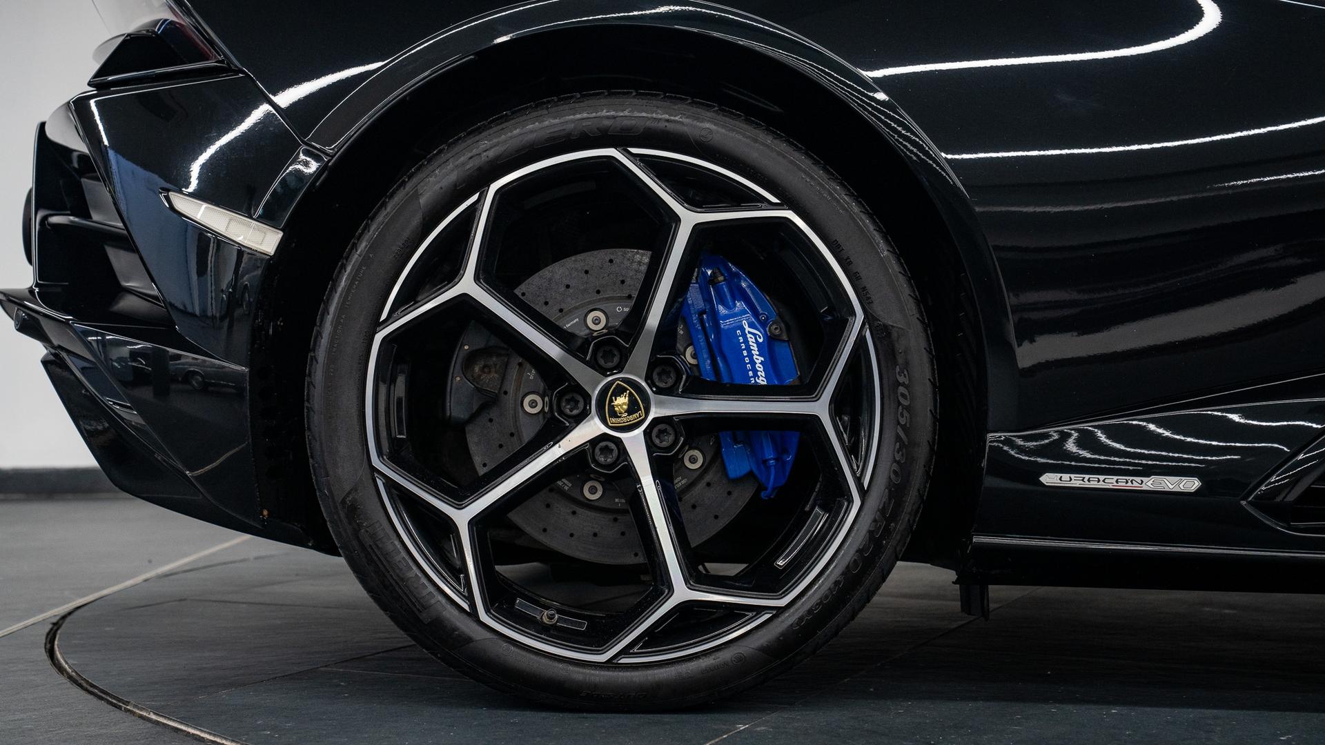 LAMBORGHINI Huracan Photo 8f1234b7-cc1a-4952-8b1e-991d7730b94a.jpg