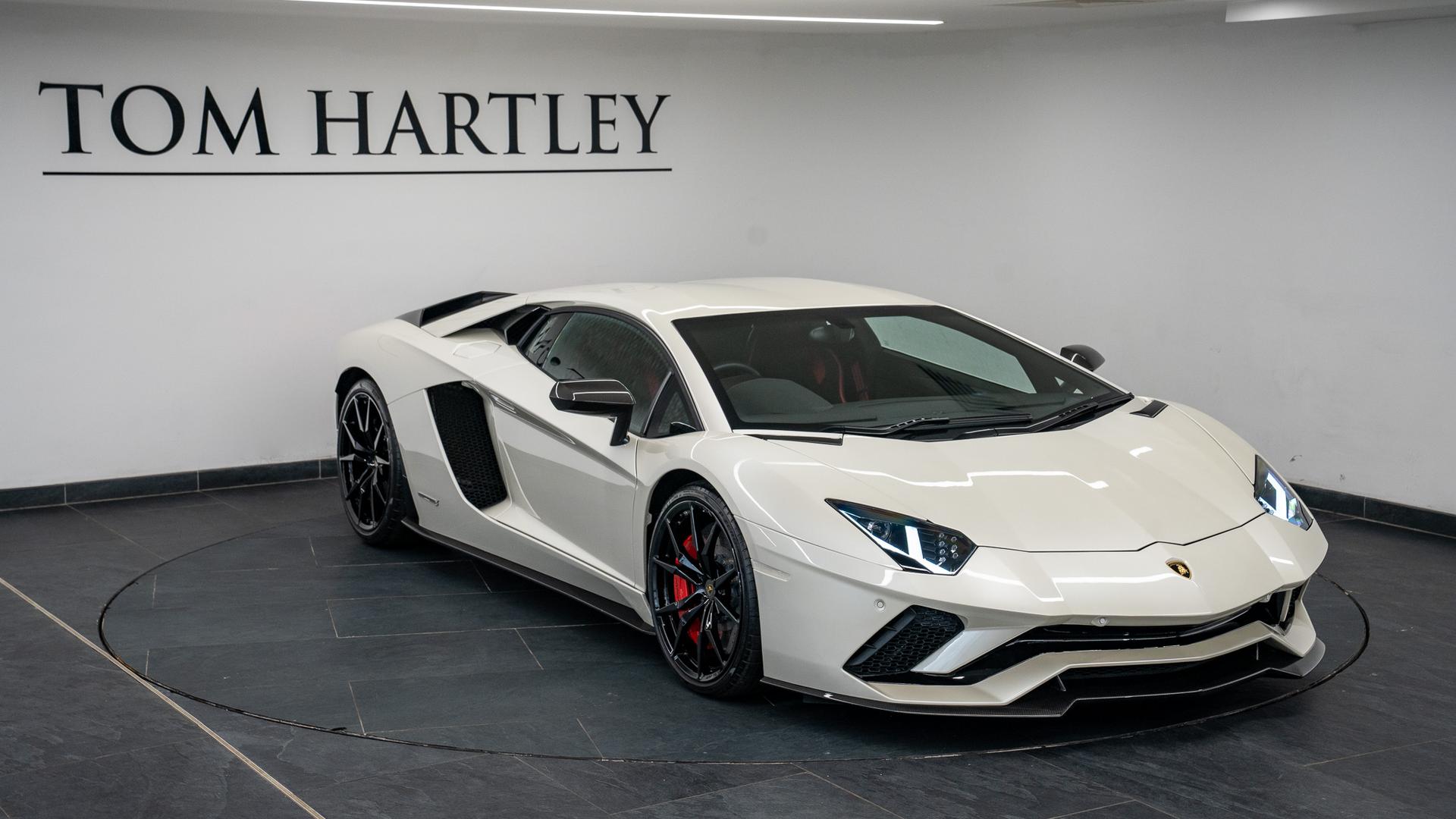 LAMBORGHINI Aventador Photo 8f26b4a7-9335-4948-96a1-c5b523daa250.jpg