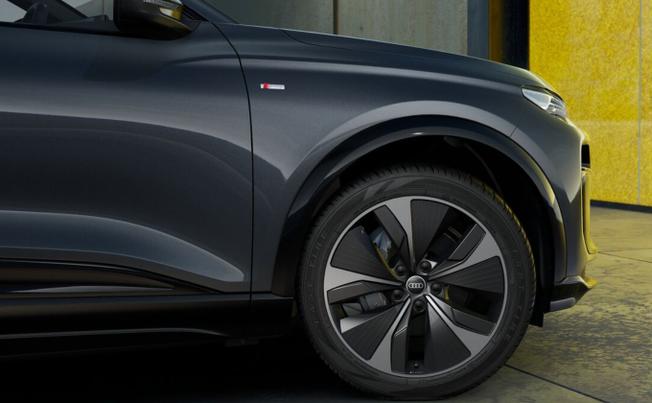 Audi  Q6 Black Edition e-tron Photo 6
