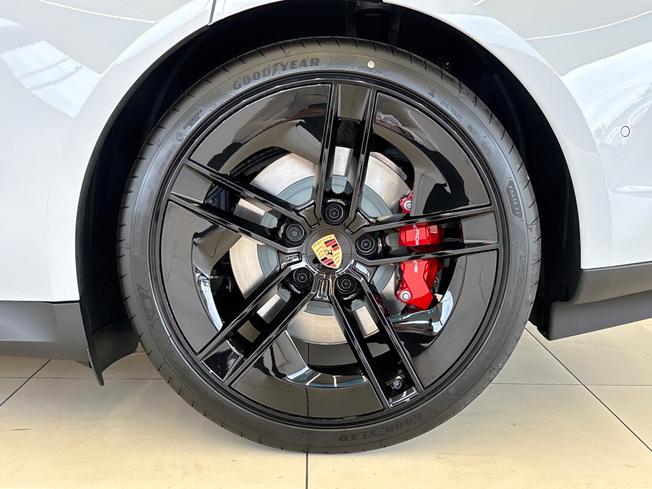 Porsche Taycan Photo 36