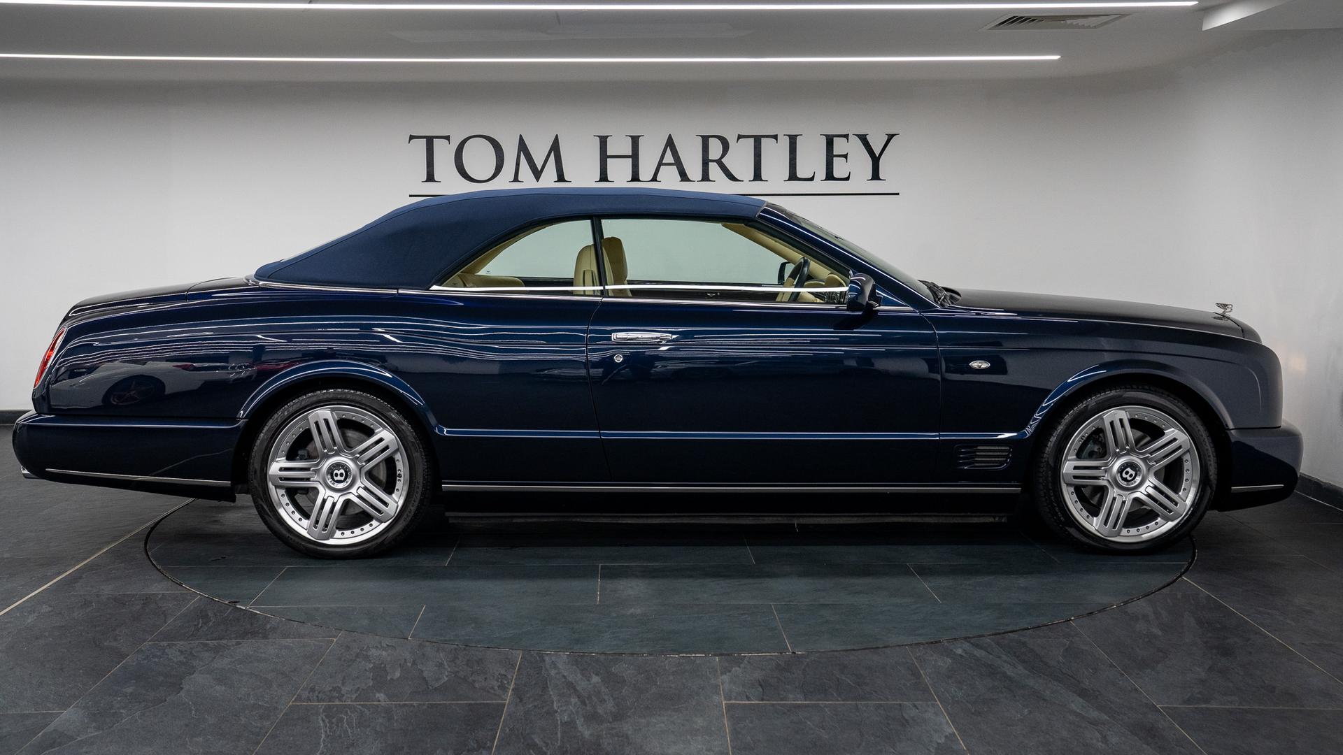 Bentley Azure Photo 8fd6bbcd-b1a1-44b6-a46e-2c1d7403479c.jpg