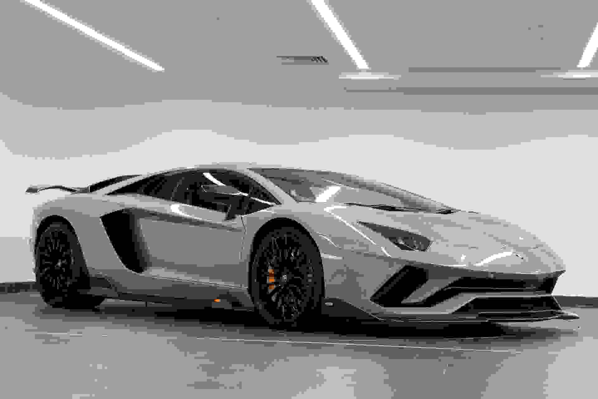 Lamborghini AVENTADOR S Photo 8fd95ba3-3be8-4de1-9e3d-09f8c73e8f29.jpg