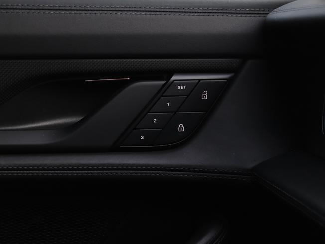 PORSCHE Taycan Photo 18
