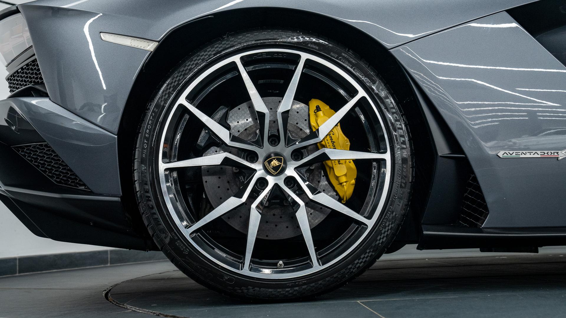 LAMBORGHINI Aventador Photo 90c42e89-5652-4a51-91ed-7e4cd5aed017.jpg