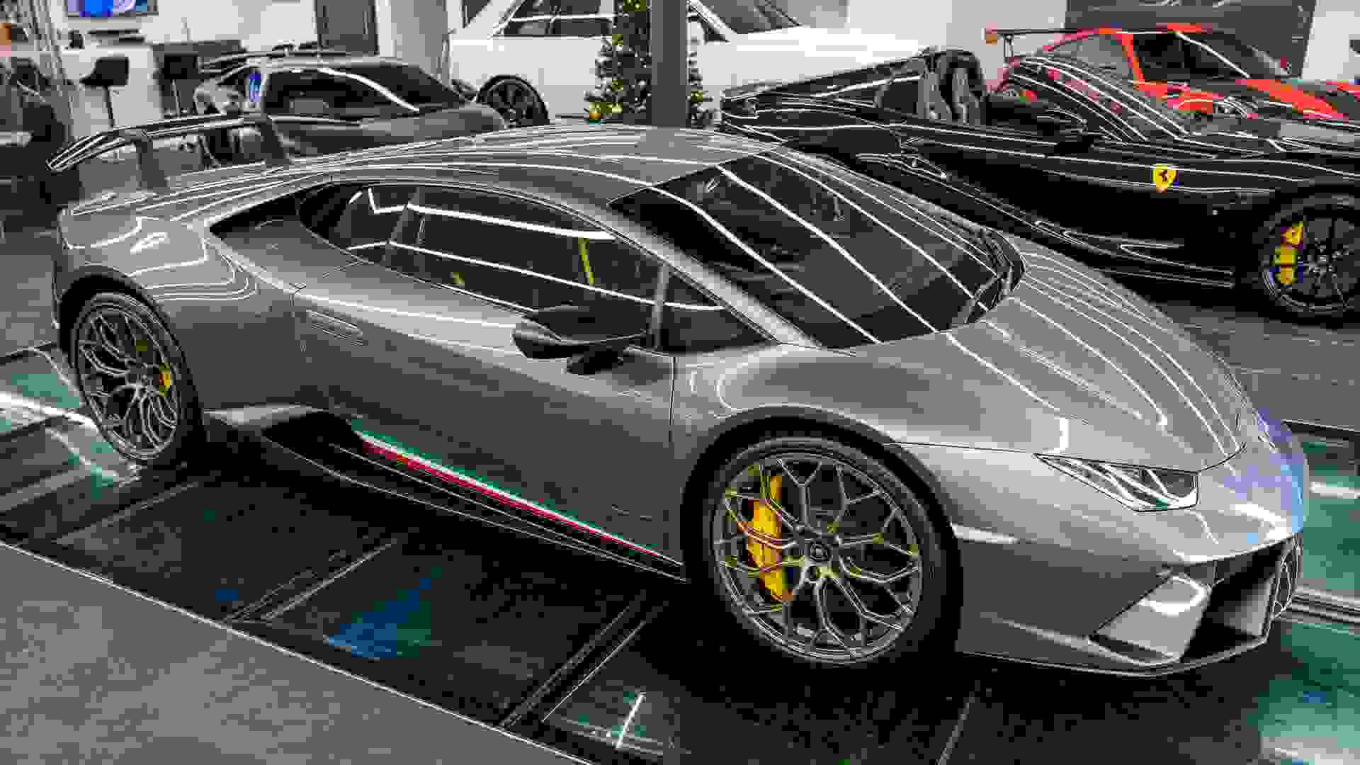 Lamborghini Huracan Photo 910808f6-b33f-4d68-a1a3-71321ac64795.jpg