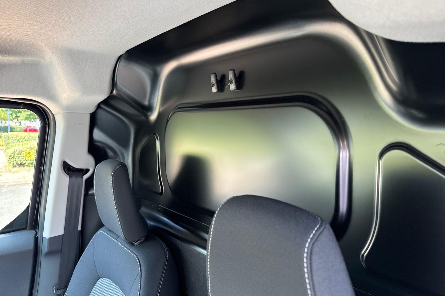 Ford E-TRANSIT COURIER Photo 9