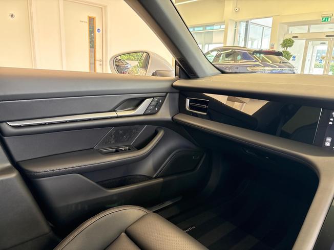 Porsche Taycan Photo 10