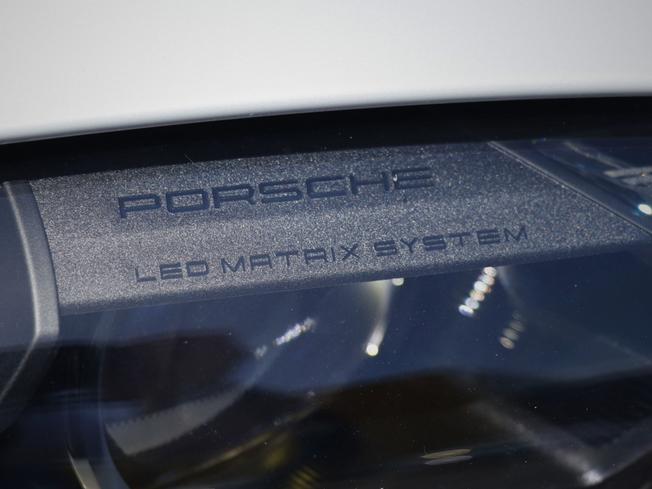 PORSCHE Taycan Photo 15