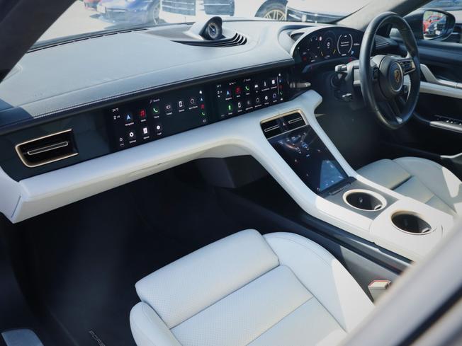 PORSCHE Taycan Photo 31