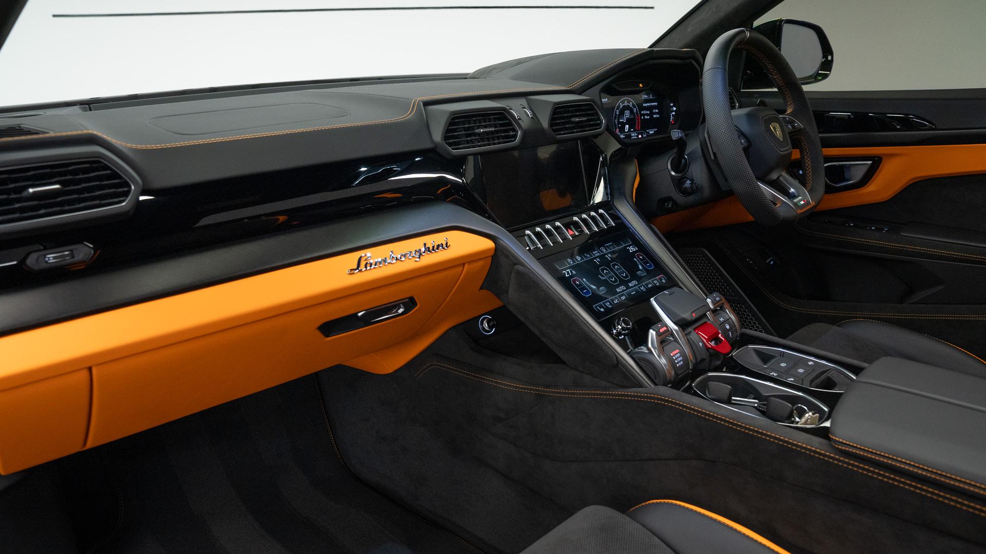 LAMBORGHINI Urus Photo 923bd27f-b729-473f-ad48-e06384be0626.jpg