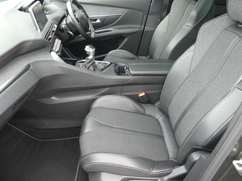 Peugeot 5008 Photo 929bd6fd-702d-432e-8c2f-2d51989fca19.jpg