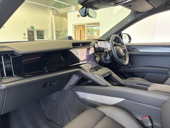 Porsche Cayenne Electric Photo 23