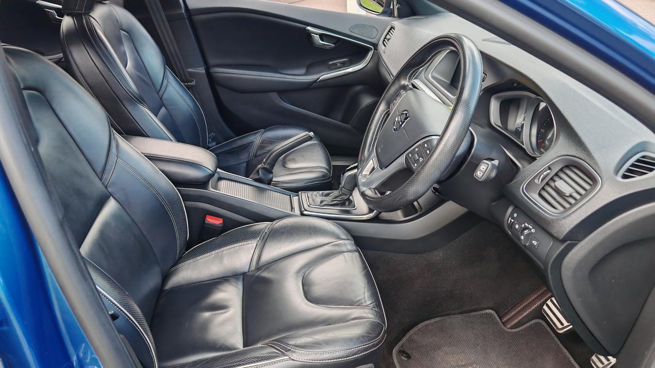 Used Volvo V40 RX66YXR 10