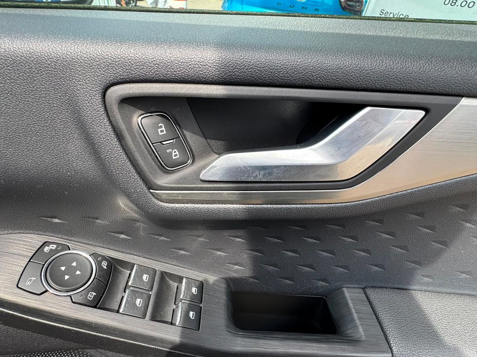 Ford Kuga Photo 932ac36b-1888-4cd0-8eae-f5d188f37fd9.jpeg
