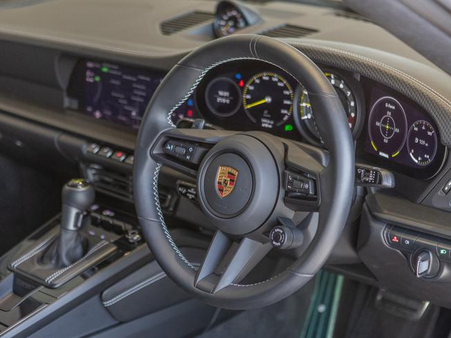 PORSCHE 911 Photo 8