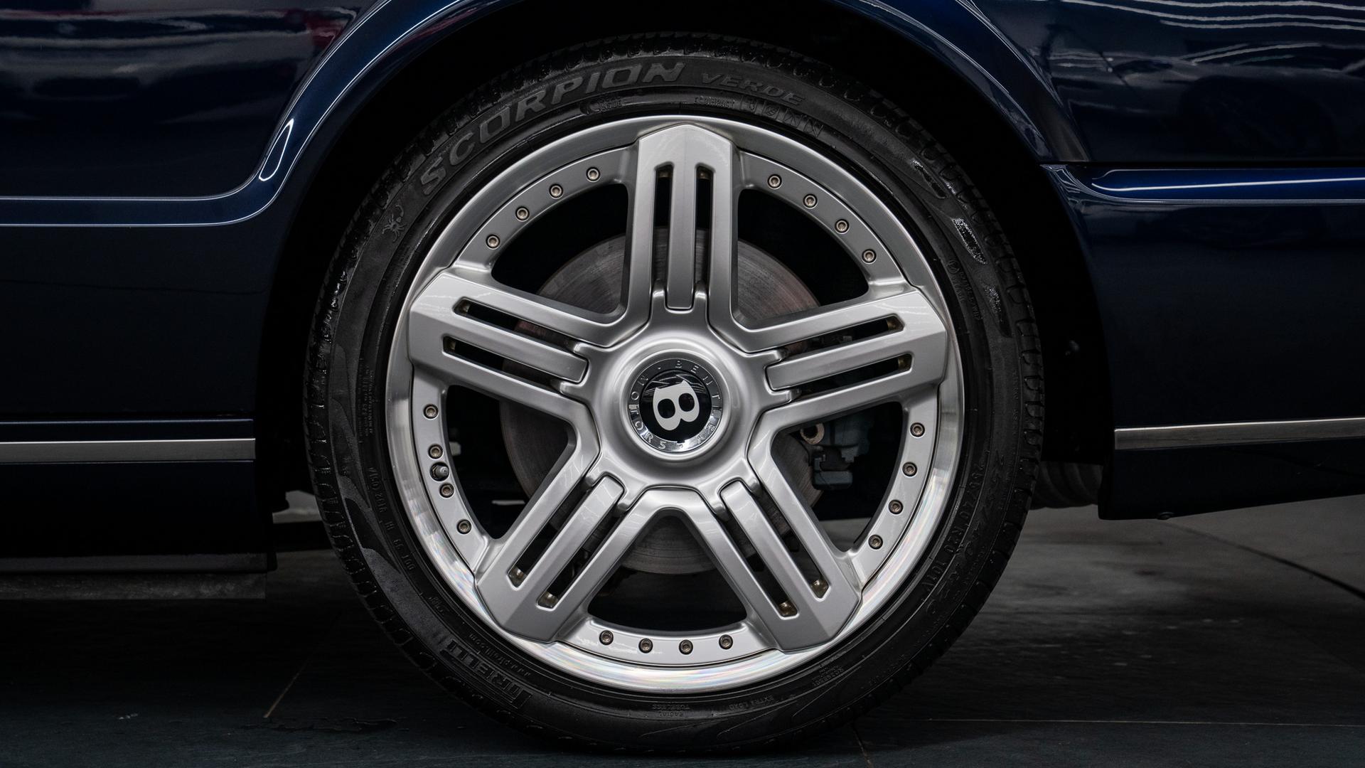 Bentley Azure Photo 935ce79b-338e-4852-8f50-8b4987afa425.jpg