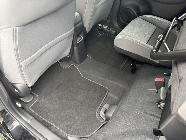 Honda Jazz Photo 93650132-efda-484c-83ee-1ec8acea9625.jpg