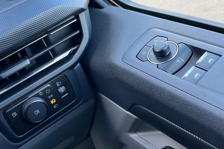 Ford TRANSIT CUSTOM Photo 942c0376-1dd0-4e94-ab8c-f88e018a0cdb.jpg