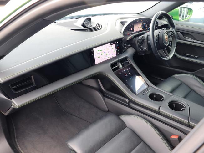 PORSCHE Taycan Photo 3