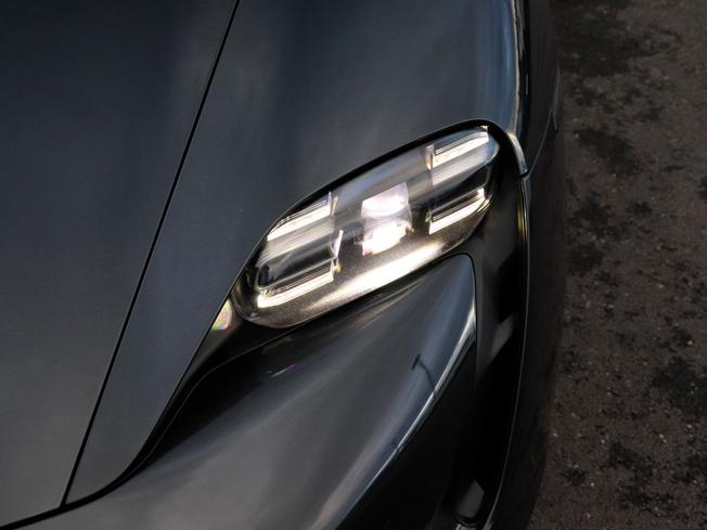 Porsche TAYCAN Photo 11