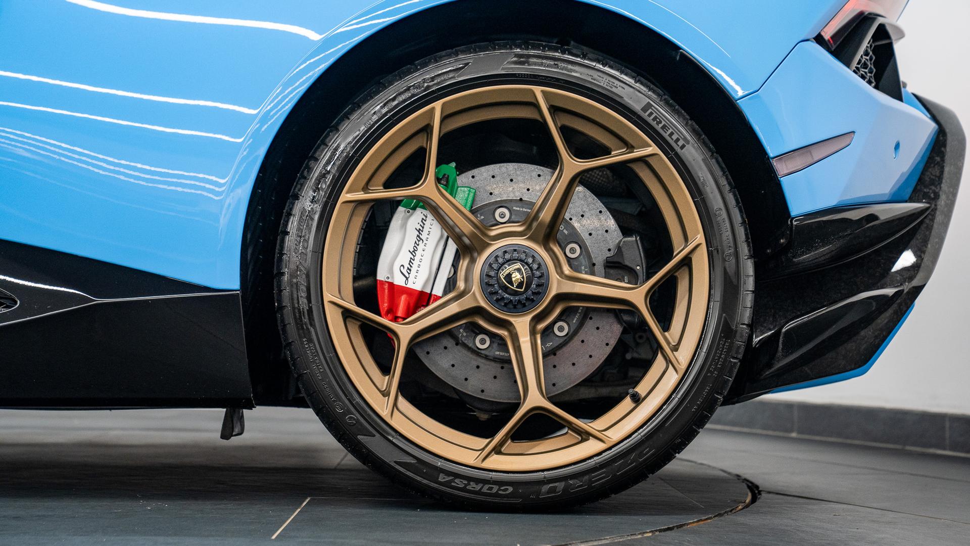 LAMBORGHINI Huracan Photo 96d90dc3-bd9c-4c30-8b9c-3e6b5f2399b7.jpg