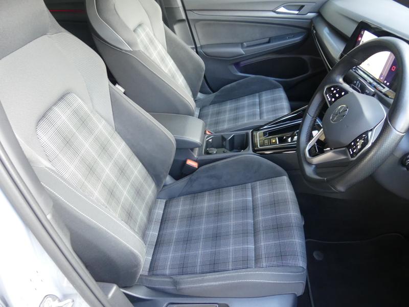 Volkswagen Golf Photo 97837093-54bd-4765-aca8-6400ae7df226.jpg