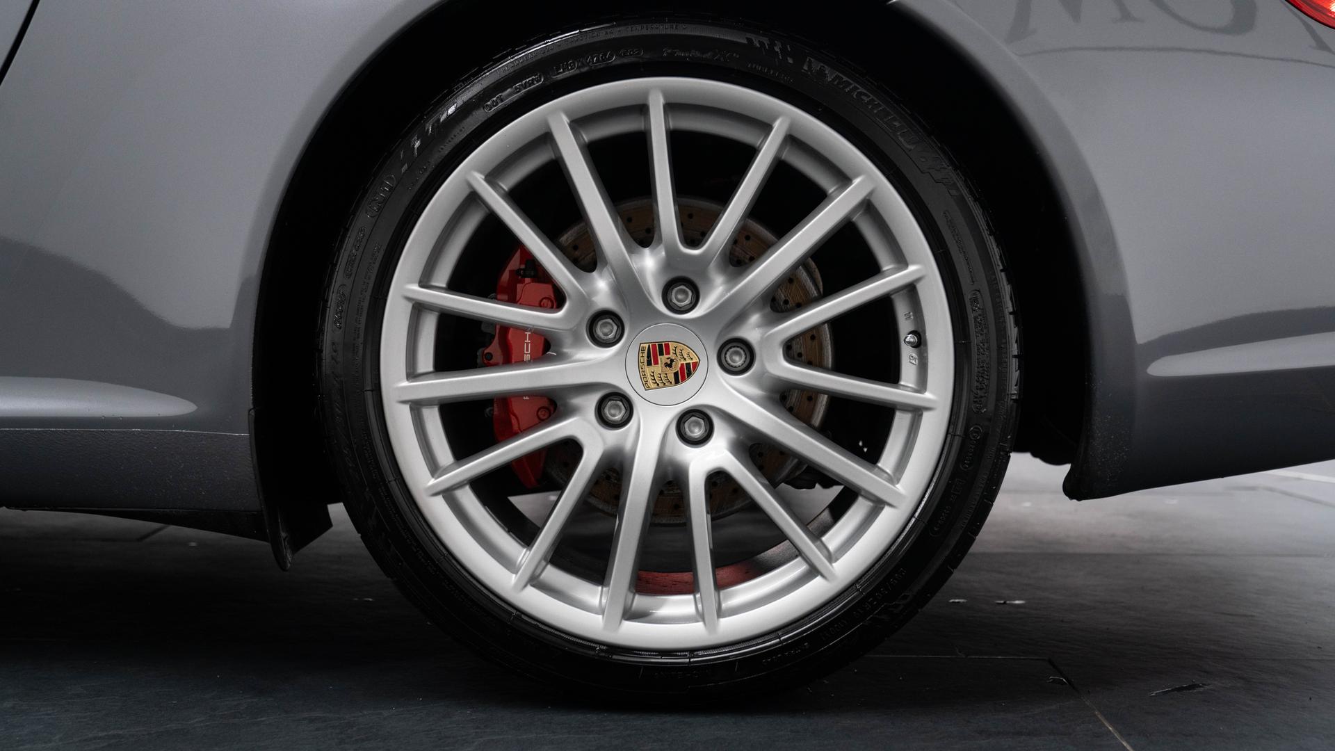 Porsche 911 Photo 979dd50d-c61f-49c2-8671-147e5823a778.jpg
