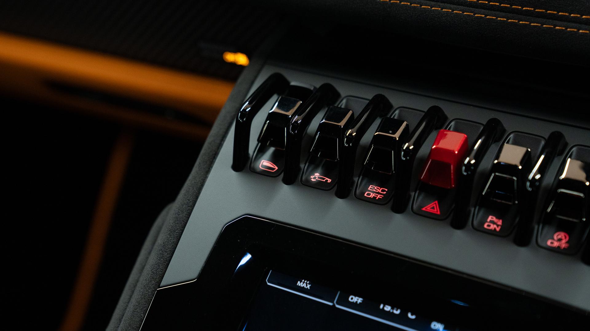 LAMBORGHINI Huracan Photo 97ab8f4b-1073-4b16-bc7a-fd38c9d60074.jpg