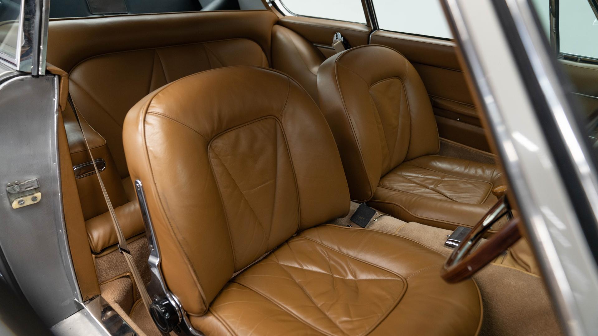 Aston Martin DB6 Photo 97af9755-b057-4fec-8f8f-6c32bb6e2fa5.jpg
