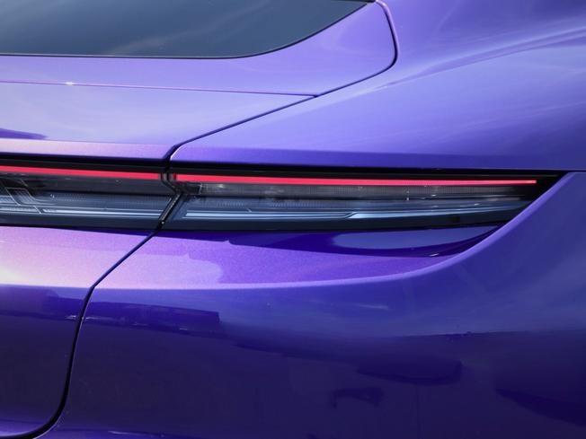 PORSCHE Taycan Photo 16