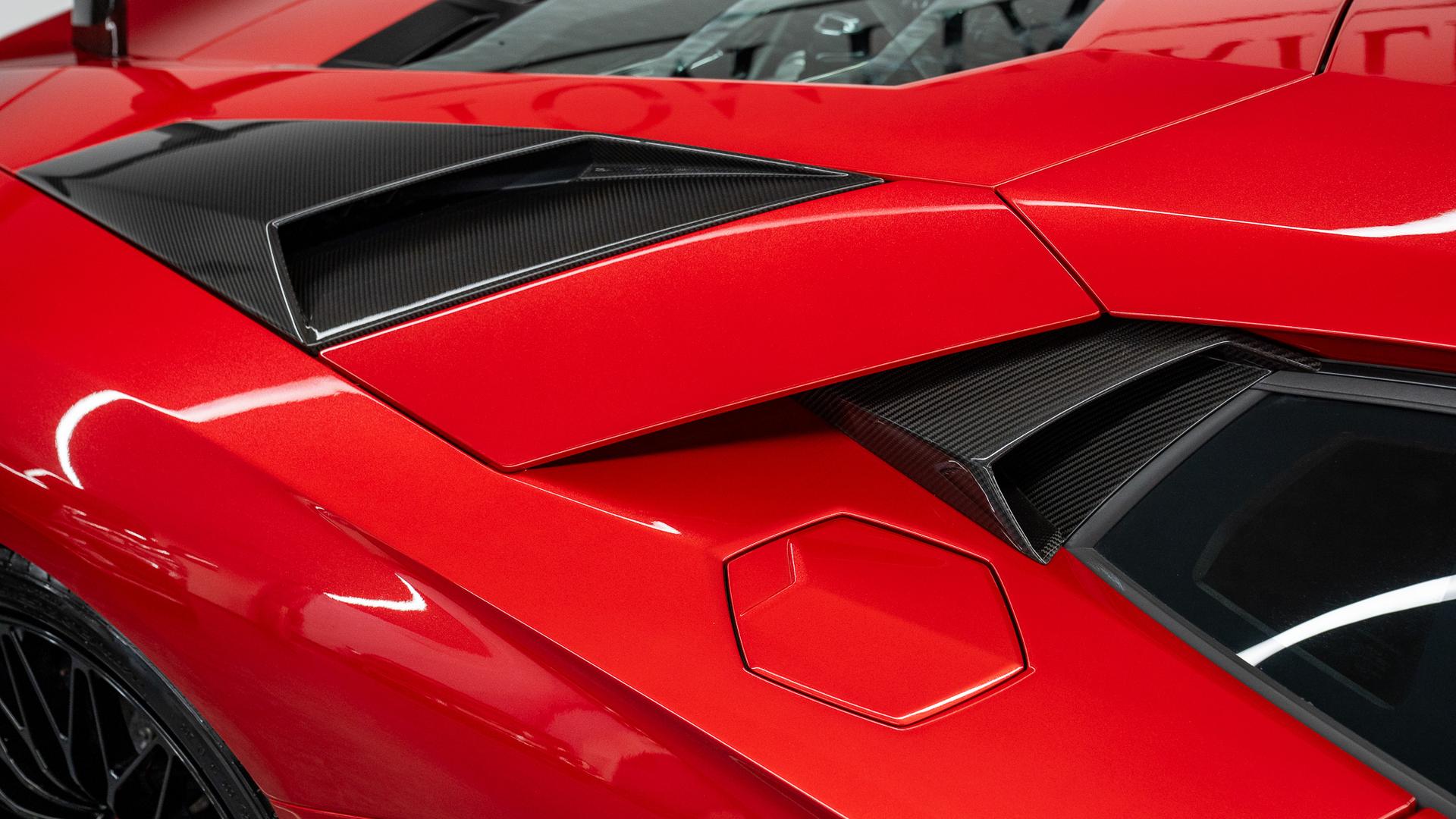 LAMBORGHINI Aventador Photo 9897466a-9d41-43a5-a332-3e2effd3efa5.jpg