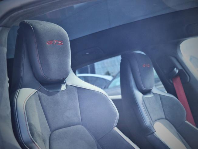 PORSCHE Taycan Photo 23