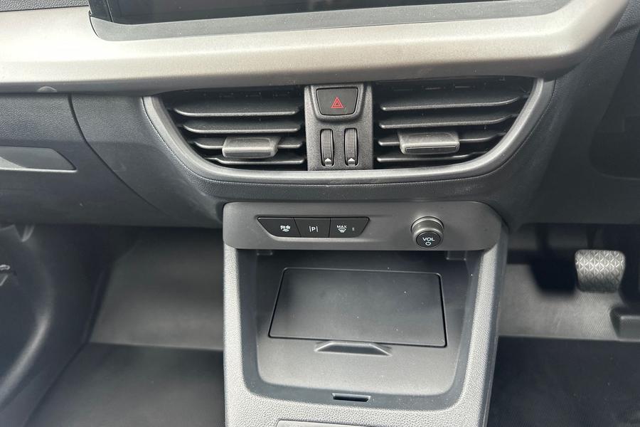 Ford E-TRANSIT COURIER Photo 98fa585d-5bd0-436d-b494-b524aa4a05f0.jpg