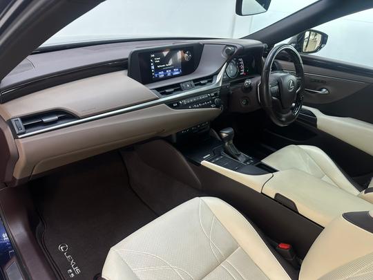 Lexus ES Photo 99319d42-0d24-400b-a000-c2d289cad3da.jpg
