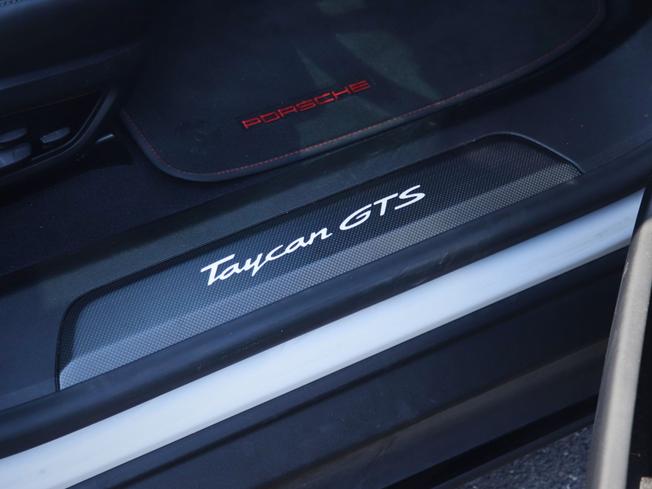 PORSCHE Taycan Photo 15