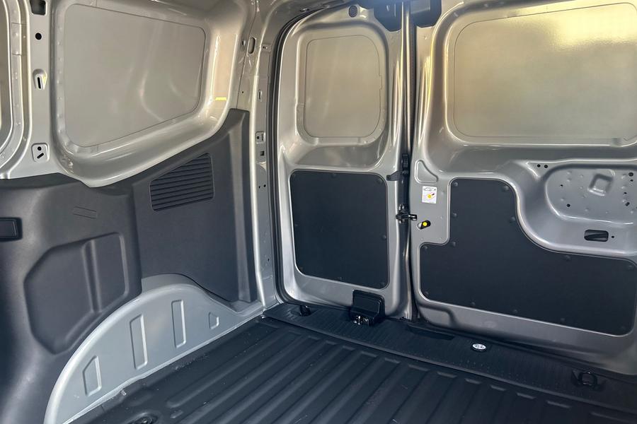 Ford E-TRANSIT COURIER Photo 996dd6b5-2832-4685-b51a-e193554eb2fc.jpg