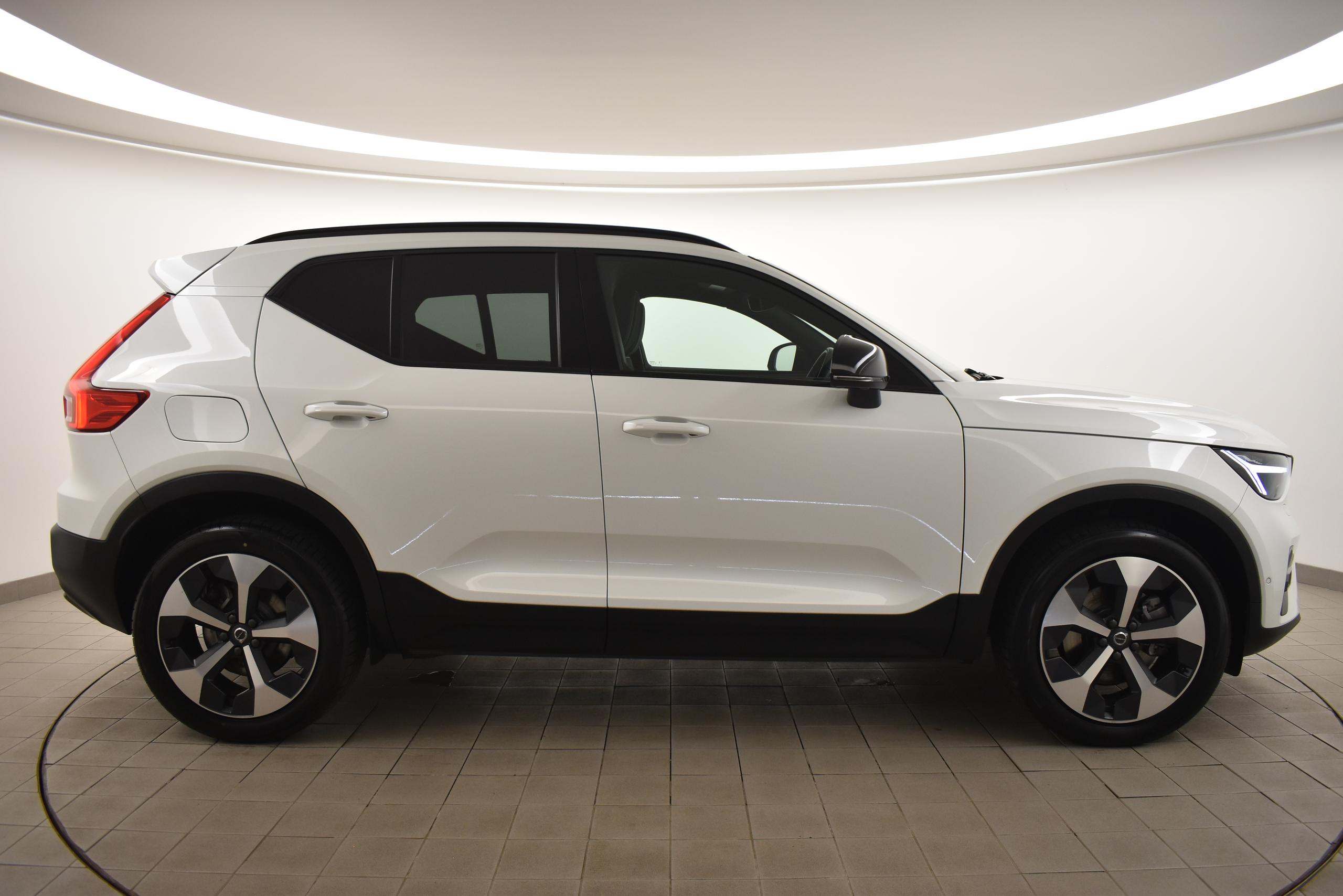 2023 VOLVO XC40 2.0 B4P Ultimate Dark 5dr Auto - vehicle photo 2 for sale on PureCar