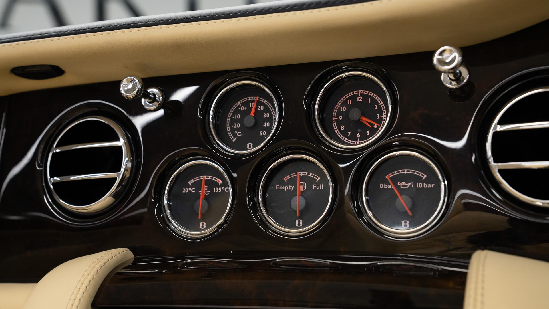 Bentley Azure Photo 9a5937be-56fd-4b12-aa89-f6d27c2d37f0.jpg