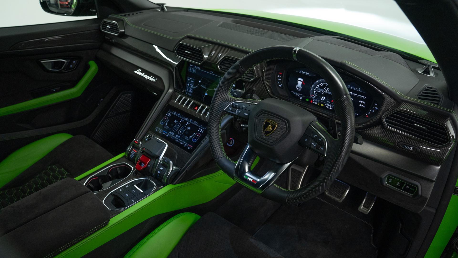 LAMBORGHINI Urus Photo 9a77a8be-94f1-488c-96d6-927b510fe522.jpg