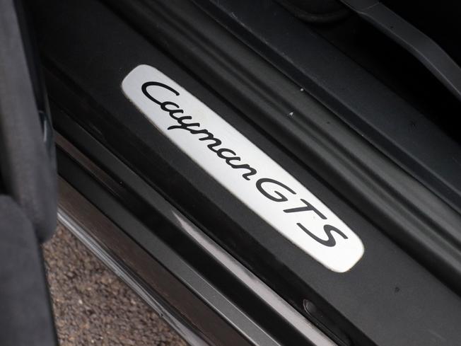PORSCHE 718 Cayman Photo 8