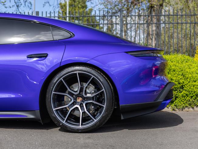 PORSCHE Taycan Photo 32
