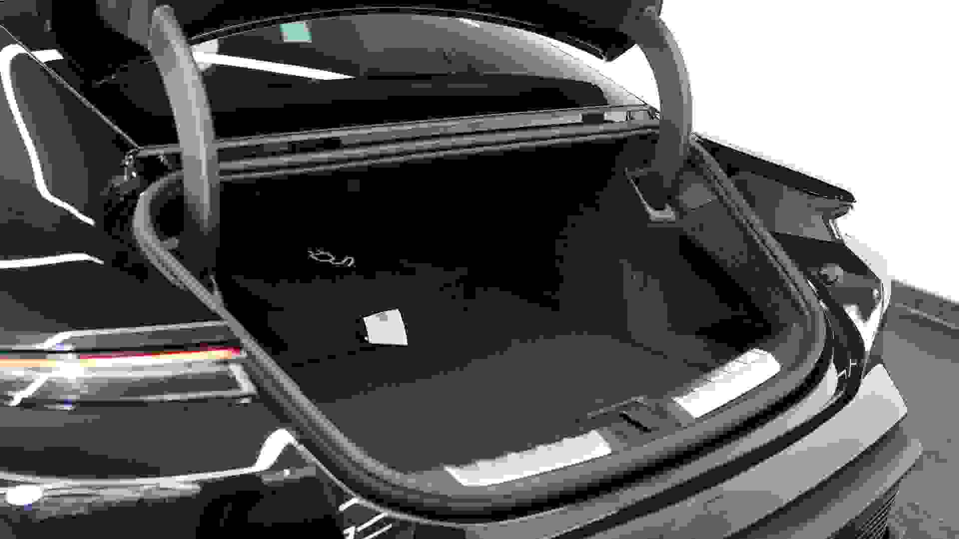 Porsche Taycan Turbo Photo 9b78d540-2658-43d3-bbf6-dc2c8d9320a1.jpg