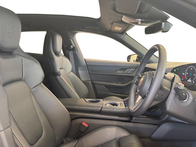 PORSCHE Taycan Photo 11