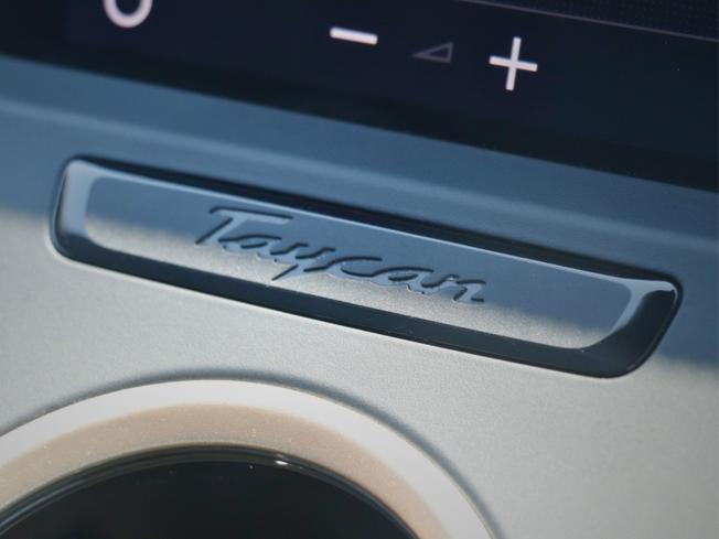 PORSCHE Taycan Photo 18