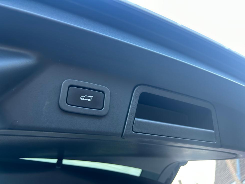 Land Rover Range Rover Velar Photo 9bdf665f-2152-41e8-9b00-31b5838c8a50.jpeg